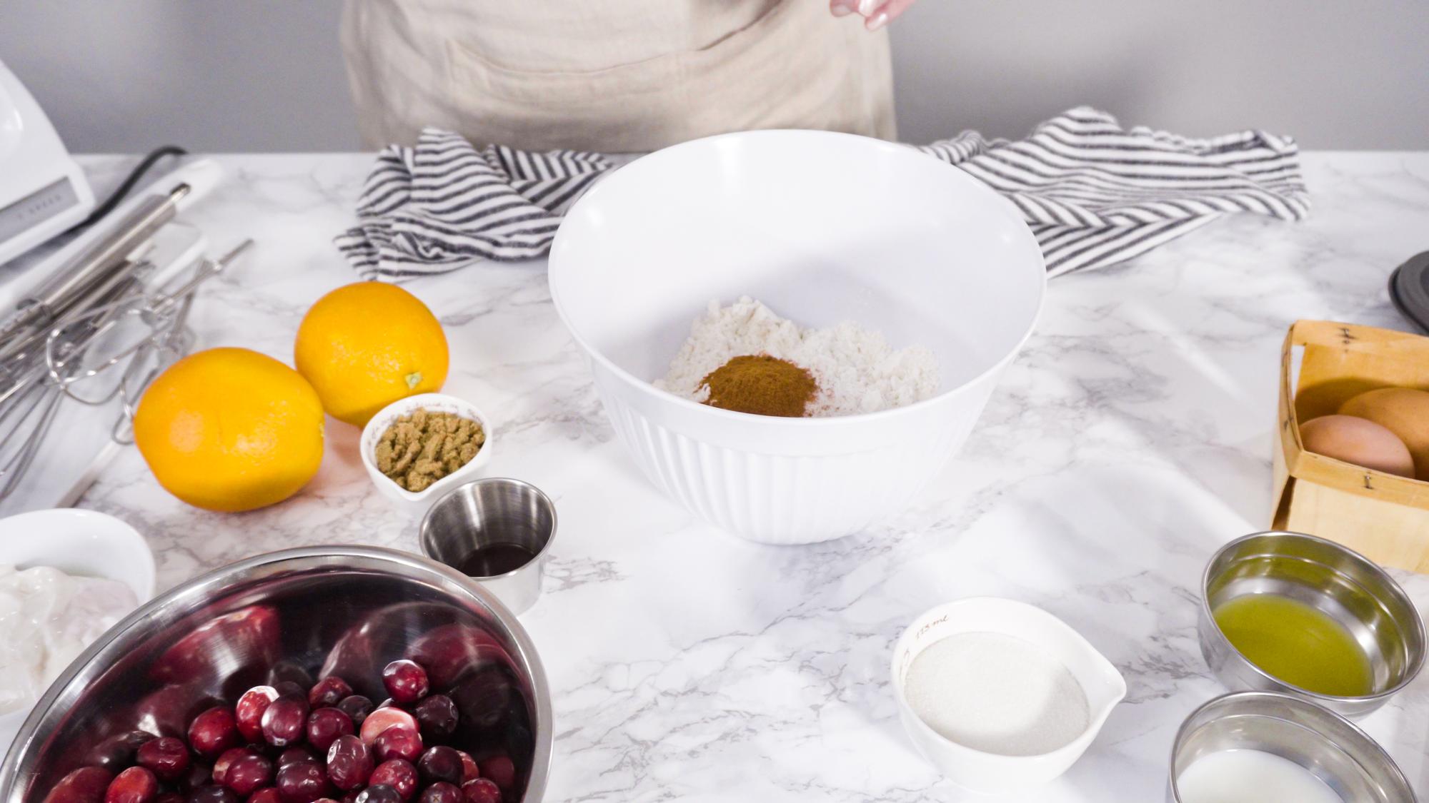 Stół z misami i składnikami do gotowania